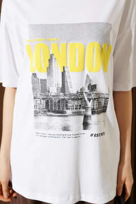 London Baskılı Oversize T-shirt Beyaz - Kadın Giyim Modelleri