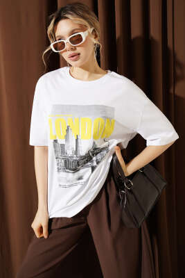 London Baskılı Oversize T-shirt Beyaz - Kadın Giyim Modelleri
