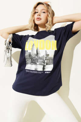 London Baskılı Oversize T-shirt Lacivert - HELLIE