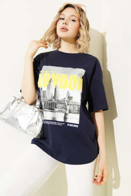London Baskılı Oversize T-shirt Lacivert - Kadın Giyim Modelleri