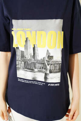 London Baskılı Oversize T-shirt Lacivert - Kadın Giyim Modelleri