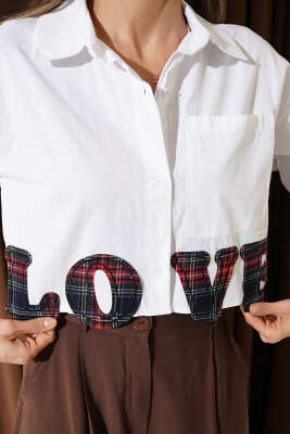 Love Nakışlı Crop Gömlek Beyaz - Gömlek