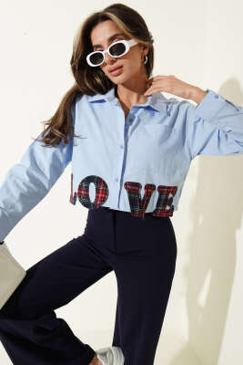 Love Nakışlı Crop Gömlek Mavi - DİVON