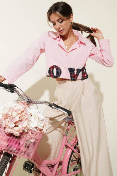 Love Nakışlı Crop Gömlek Pembe - Kadın Giyim Modelleri
