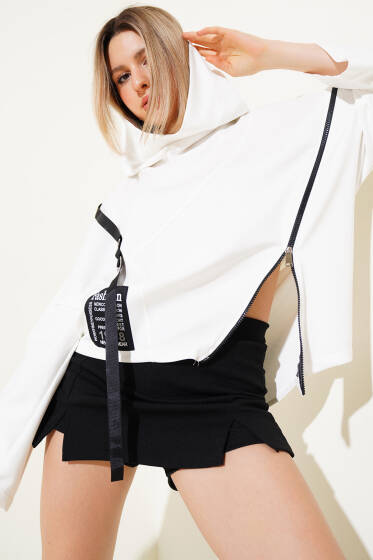 Loyşa Fermuarlı Armalı Salaş Sweatshirt Ekru - Kadın Giyim Modelleri