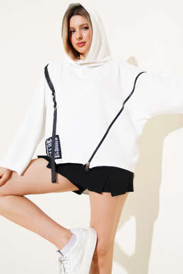Loyşa Fermuarlı Armalı Salaş Sweatshirt Ekru - Kadın Giyim Modelleri