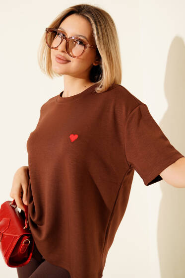 Loyşa Kalp Nakışlı T-shirt Kahve - Kadın Giyim Modelleri