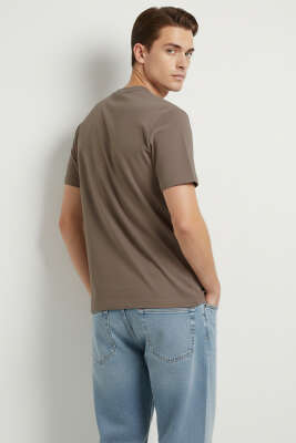 Loyşa Yaka Logolu Erkek T-shirt Kahve - Erkek T-shirt