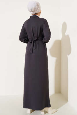 Loyşa Yarım Çıtçıtlı Kuşaklı Elbise Füme - Tesettür Elbise