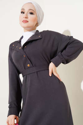 Loyşa Yarım Çıtçıtlı Kuşaklı Elbise Füme - Tesettür Elbise