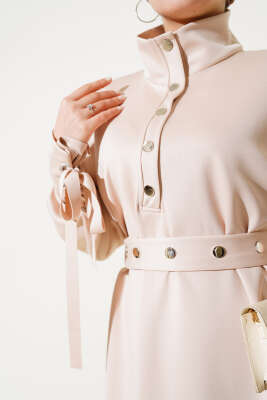 Manşet Bağcıklı Metal Düğmeli Elbise Bej - Tesettür Elbise