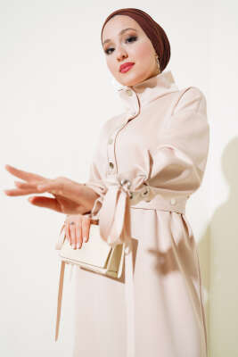 Manşet Bağcıklı Metal Düğmeli Elbise Bej - Tesettür Elbise