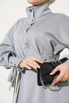 Manşet Bağcıklı Metal Düğmeli Elbise Gri - Tesettür Elbise