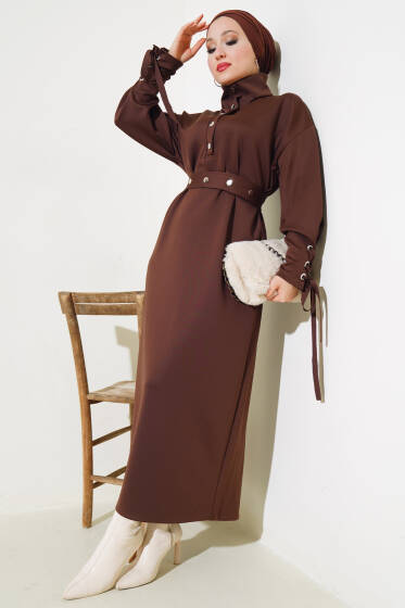 Manşet Bağcıklı Metal Düğmeli Elbise Kahve - Elbise