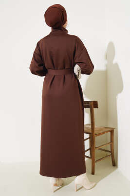 Manşet Bağcıklı Metal Düğmeli Elbise Kahve - Tesettür Elbise