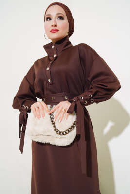 Manşet Bağcıklı Metal Düğmeli Elbise Kahve - Tesettür Elbise