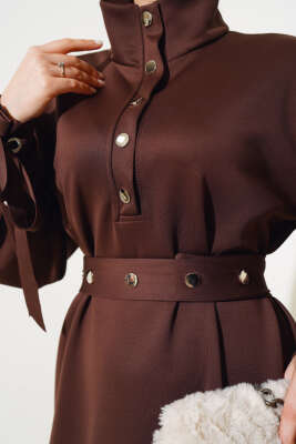 Manşet Bağcıklı Metal Düğmeli Elbise Kahve - Tesettür Elbise