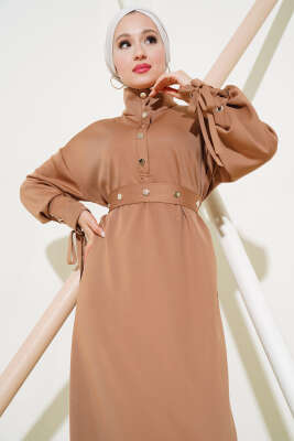 Manşet Bağcıklı Metal Düğmeli Elbise Latte - Tesettür Elbise