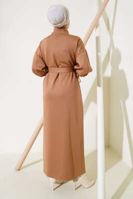 Manşet Bağcıklı Metal Düğmeli Elbise Latte - Tesettür Elbise