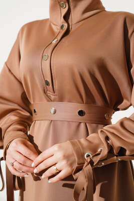 Manşet Bağcıklı Metal Düğmeli Elbise Latte - Tesettür Elbise