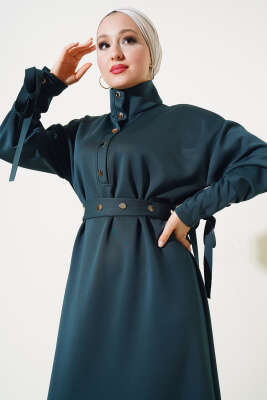 Manşet Bağcıklı Metal Düğmeli Elbise Zümrüt - Tesettür Elbise