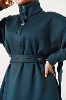 Manşet Bağcıklı Metal Düğmeli Elbise Zümrüt - Tesettür Elbise