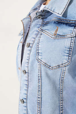 Metal Düğmeli Cepli Kısa Kot Ceket Buz Mavisi - Kadın Giyim Modelleri