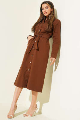 Metal Düğmeli Kuşaklı Gabardin Midi Elbise Kahve - LEVURE