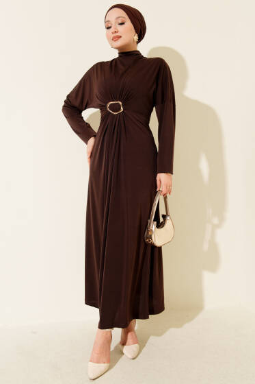 Metal Tokalı Büzgülü Elbise Kahve - Elbise