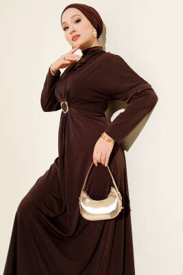 Metal Tokalı Büzgülü Elbise Kahve - Elbise