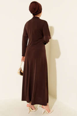 Metal Tokalı Büzgülü Elbise Kahve - Elbise