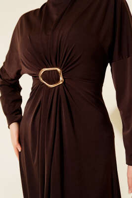 Metal Tokalı Büzgülü Elbise Kahve - Elbise
