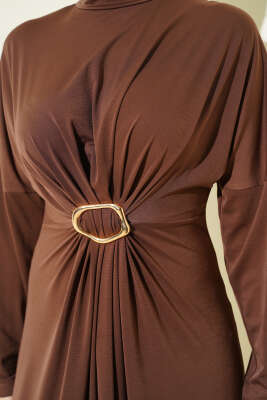 Metal Tokalı Büzgülü Elbise Kahve - Elbise