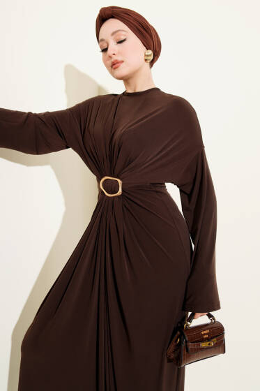 Metal Tokalı Büzgülü Sandy Elbise Kahve - Elbise