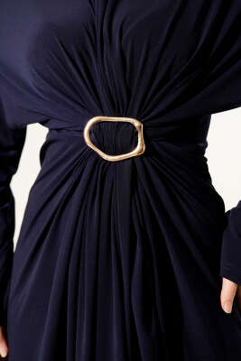 Metal Tokalı Büzgülü Sandy Elbise Lacivert - Elbise