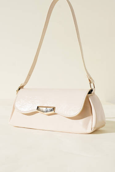 Mıknatıs Kapaklı Rugan Çanta Bej - Kol Çantası