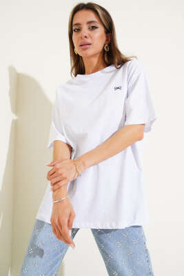 Mini Fiyonk Nakışlı T-shirt Beyaz - Kadın Giyim Modelleri