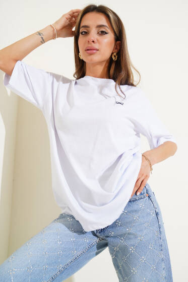Mini Fiyonk Nakışlı T-shirt Beyaz - Kadın Giyim Modelleri
