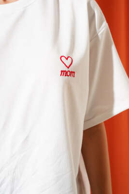Mom Nakışlı T-shirt Ekru - Kadın Giyim Modelleri