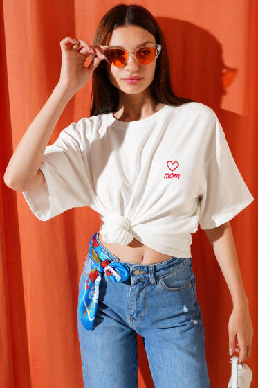 Mom Nakışlı T-shirt Ekru - Kadın Giyim Modelleri