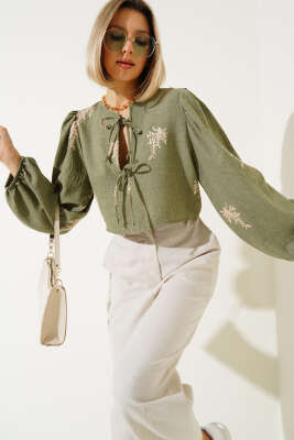 Nakış İşlemeli Önü Bağlamalı Bluz Haki - Kadın Giyim Modelleri