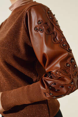 Nakışlı Deri Kol Triko Kazak Kahve - Kazak