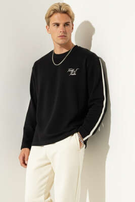 Nakışlı Kol Şeritli Erkek Sweatshirt Siyah 