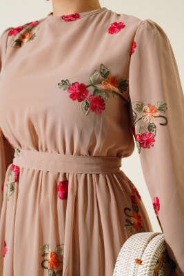 Nakışlı Şifon Elbise Latte - Tesettür Elbise