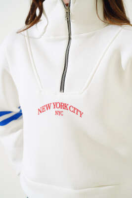 New York Baskılı Üç İplik Kısa Sweatshirt Ekru - Kadın Giyim Modelleri