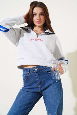 New York Baskılı Üç İplik Kısa Sweatshirt Melanj Gri - Kadın Giyim Modelleri