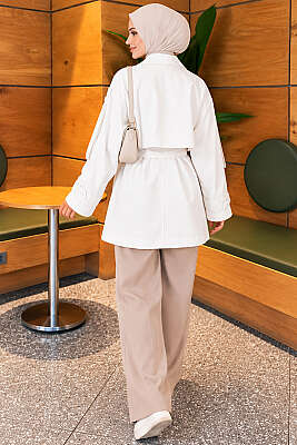 Omuz Apoletli Pelerinli Kısa Trençkot Beyaz - Trençkot