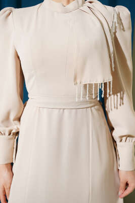 Omuz Boncuklu Kuşaklı Abiye Elbise Bej - Elbise