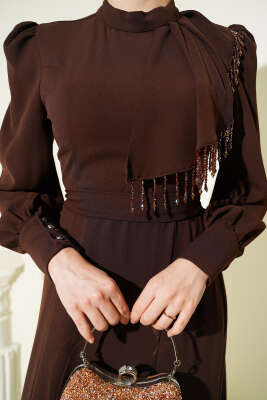 Omuz Boncuklu Kuşaklı Abiye Elbise Kahve - Elbise