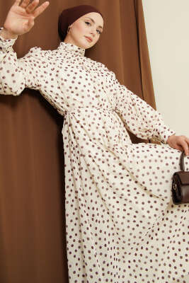 Omuz Büzgülü Puantiyeli Şifon Elbise Bej Kahve - HEWES